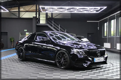 Mercedes-Benz E 200 4MATIC AMG PANO / NAVI / PDC